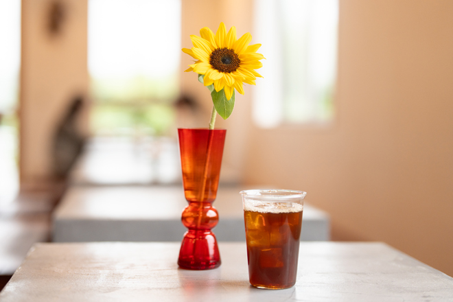 テーブルに一輪のお花。「毎週一輪の鮮やかな楽しみ。」【花のある暮らし】