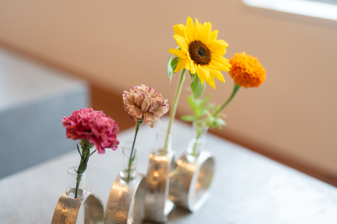テーブルに一輪のお花。「毎週一輪の鮮やかな楽しみ。」【花のある暮らし】