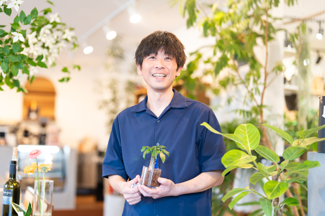 テーブルに一輪のお花。「毎週一輪の鮮やかな楽しみ。」【花のある暮らし】