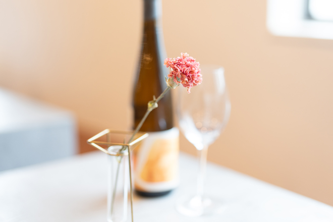 テーブルに一輪のお花。「毎週一輪の鮮やかな楽しみ。」【花のある暮らし】